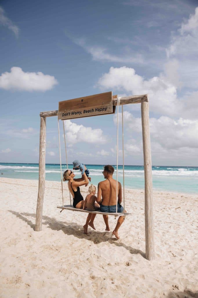 Familia disfrutando un día junto al mar en el Caribe Mexicano