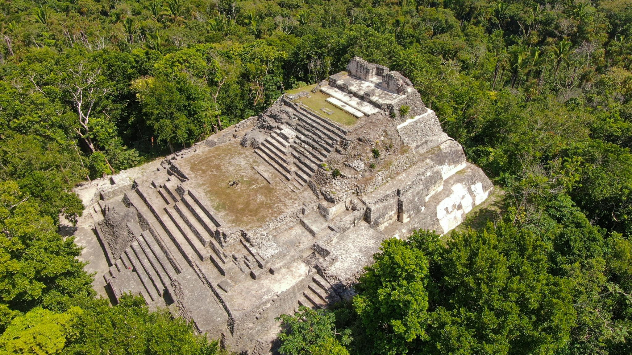 Vista aérea de la acrópolis de Ichkabal entre la selva cerrada