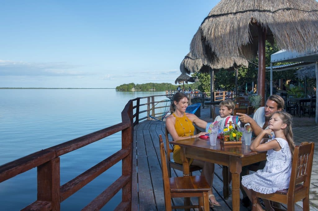 Familia disfrutando el malecón de Chetumal