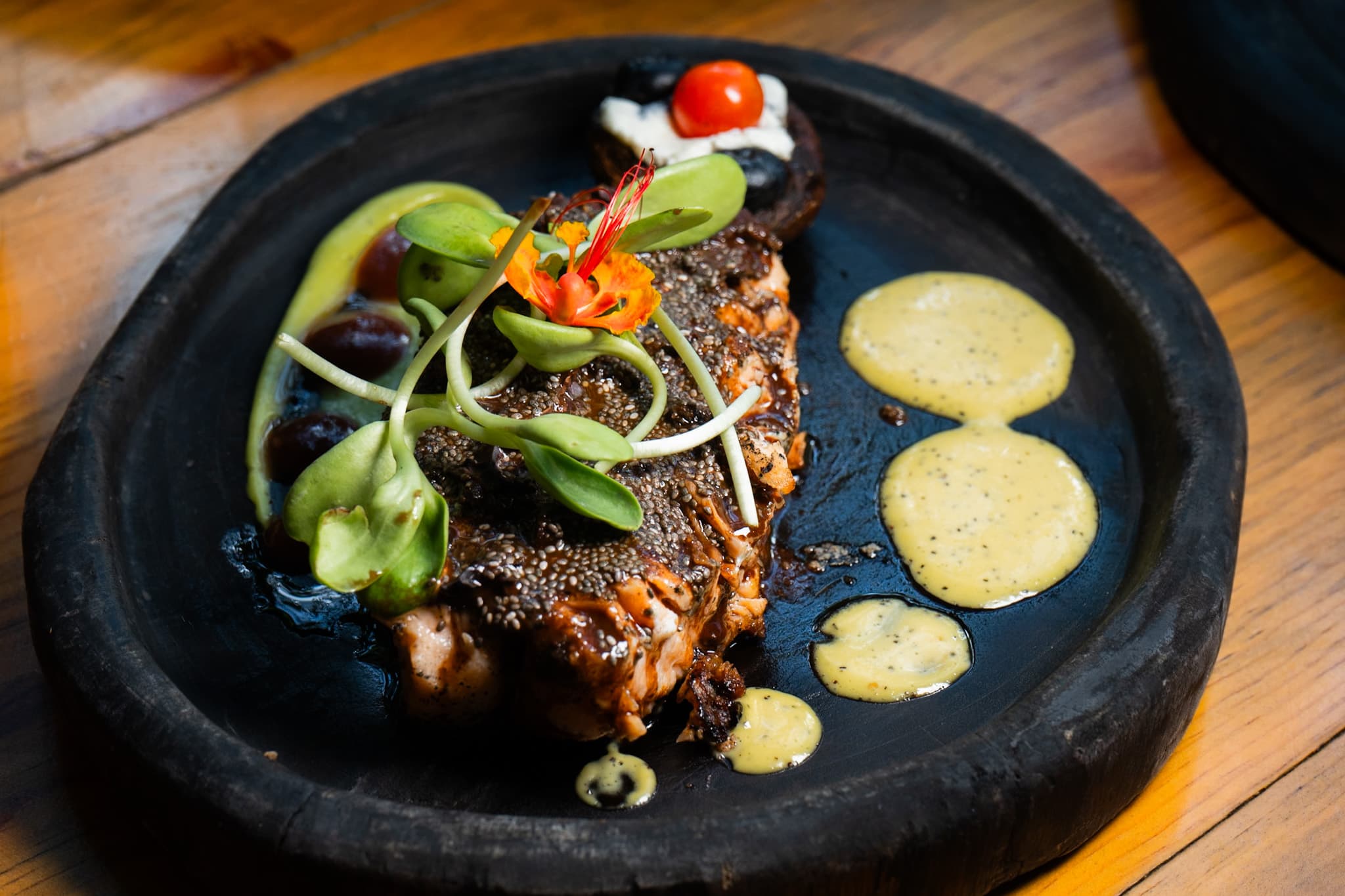 Plato de cocina contemporánea servido en Bacalar